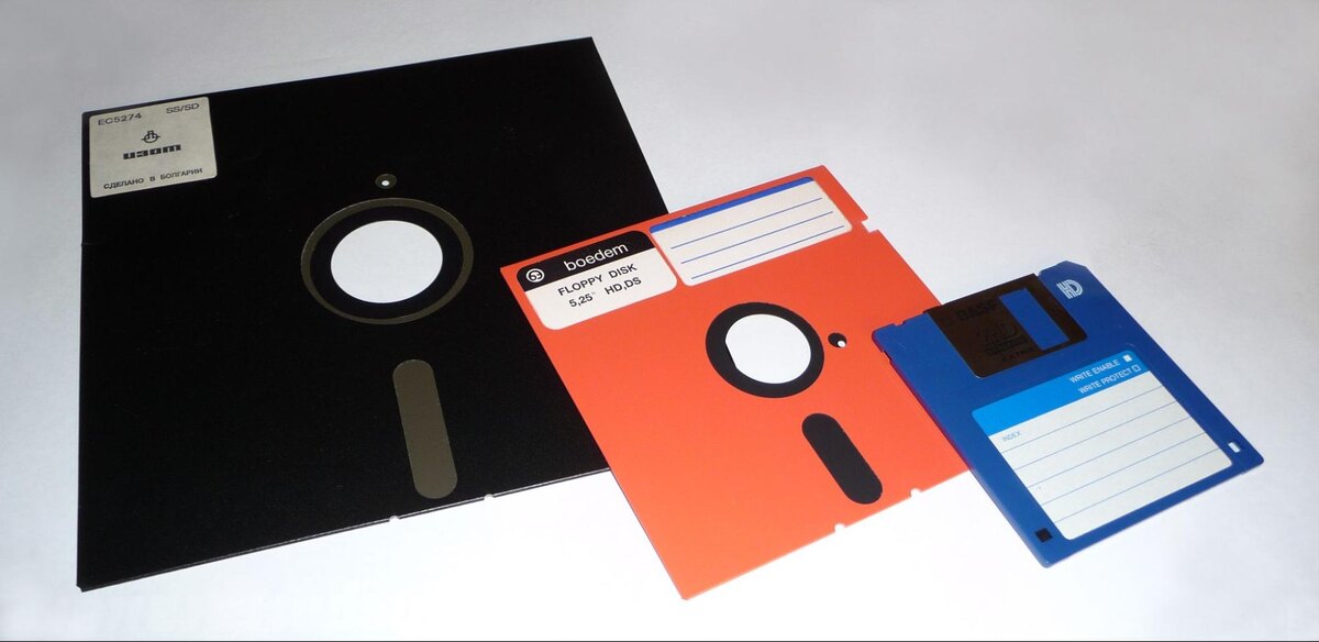 Википедия📷Дискеты — они же floppy disks — разных форматов
