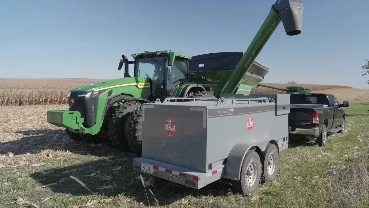 Фото: © John Deere
Компания John Deere тестирует в США трактор серии 8R, работающий на этаноле E98