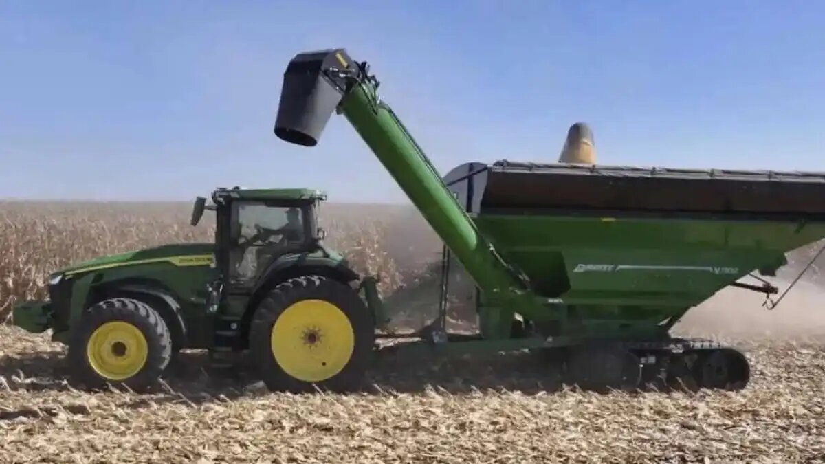 Фото: © John Deere
John Deere тестирует в США трактор серии 8R, работающий на этаноле E98