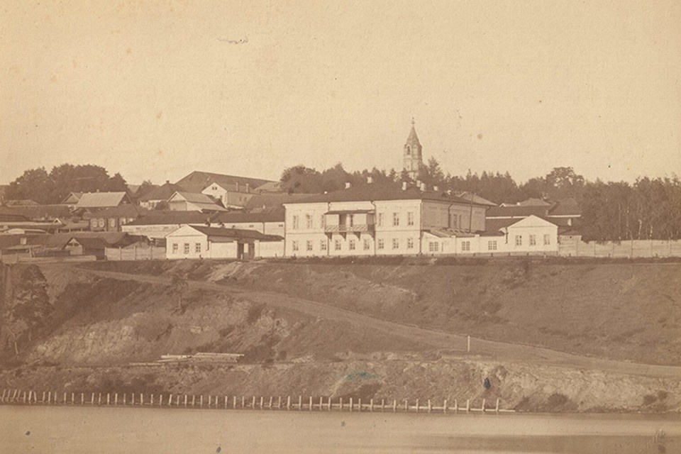    Белое здание с балкончиком – это Генеральский дом. 1868 год. Фото: В. Вяткин, из личной коллекции Е.Ф. Шумилова