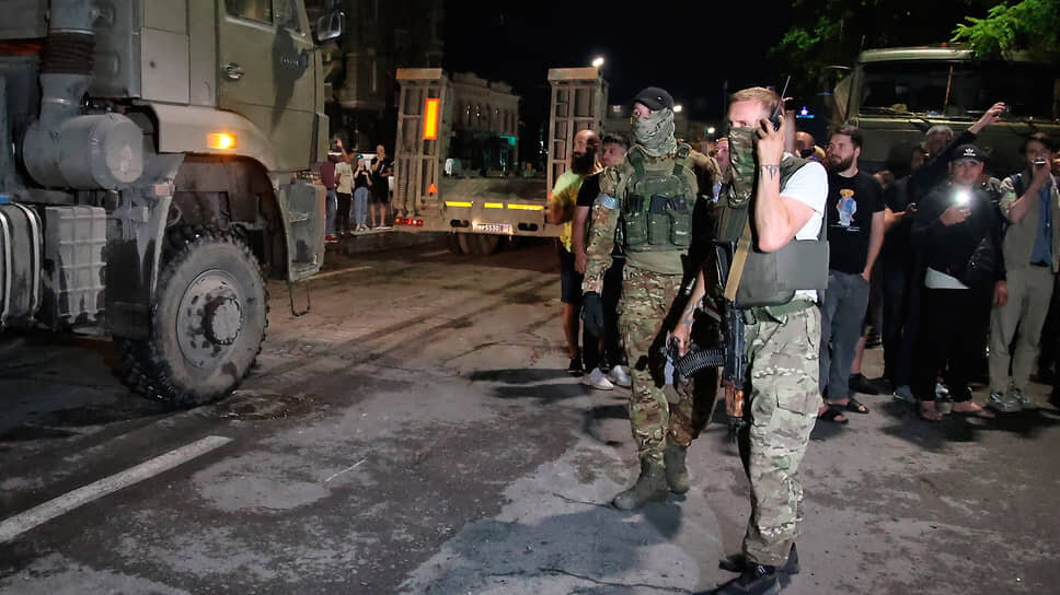 В ночь на 24 июня в соцсетях стали распространяться видеообращения заместителя командующего объединенной группировкой войск в зоне спецоперации Сергея Суровикина и первого замначальника Главного управления Генштаба Владимира Алексеева (один из кураторов ЧВК в Минобороны), которые призывали бойцов и командиров «Вагнера» остановиться. В ответ Евгений Пригожин заявил, что ЧВК «входит в Ростов». Утром в соцсетях появились кадры, на которых люди в камуфляже занимают расположенный в Ростове-на-Дону штаб Южного военного округа (ЮВО) .📷Фото: Василий Дерюгин / Коммерсантъ