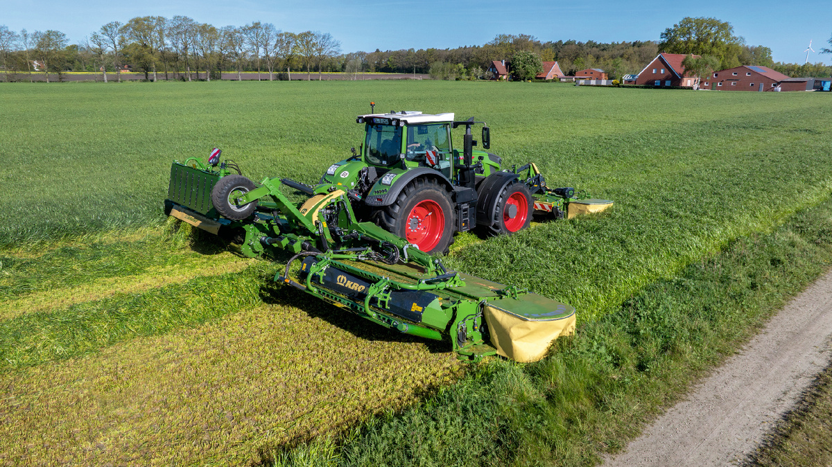 Косилка EasyCut B 1250 CV Fold Collect с рабочей шириной до 12,50 м, оснащенная плющилками и поперечными ленточными транспортерами для укладки кормовой массы в один валок — идеальное решение для уборочных работ в концепции CTF. 
