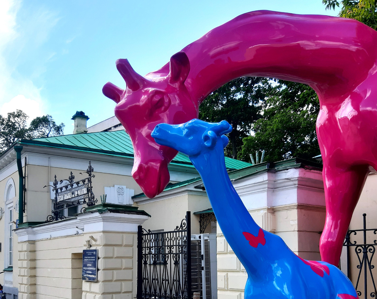 Лето 2026 в Москве. Семейство жирафов около детской больницы им. Н.Ф. Филатова на Садовой Кудринской улице.