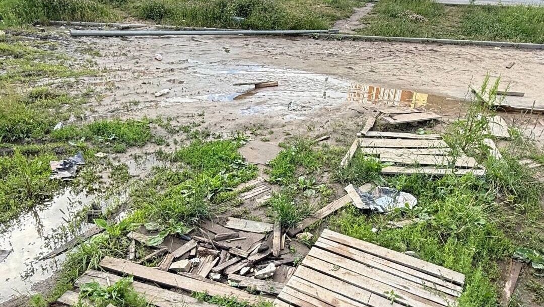    Жители Осиново не могут нормально дойти до остановки общественного транспорта из-за состояния дороги.   Предоставлено читателем Inkazan