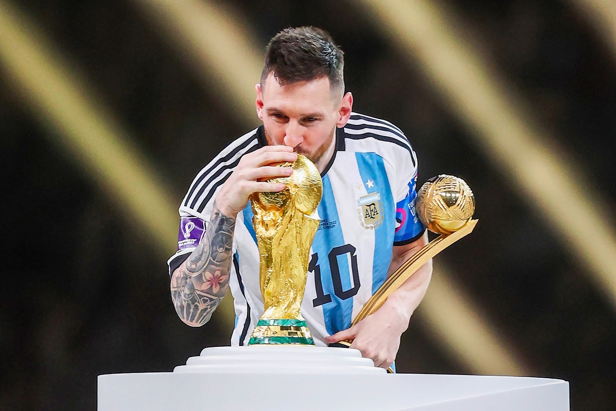    2022 год. Лионель Месси из сборной Аргентины целует трофей чемпионов мира FIFA World Cup Qatar 2022, держа награду adidas Golden Boot после финального матча чемпионата мира между Аргентиной и Францией на стадионе Lusail Stadium в Лусаиле. / Фото: Julian Finney / Getty Images
