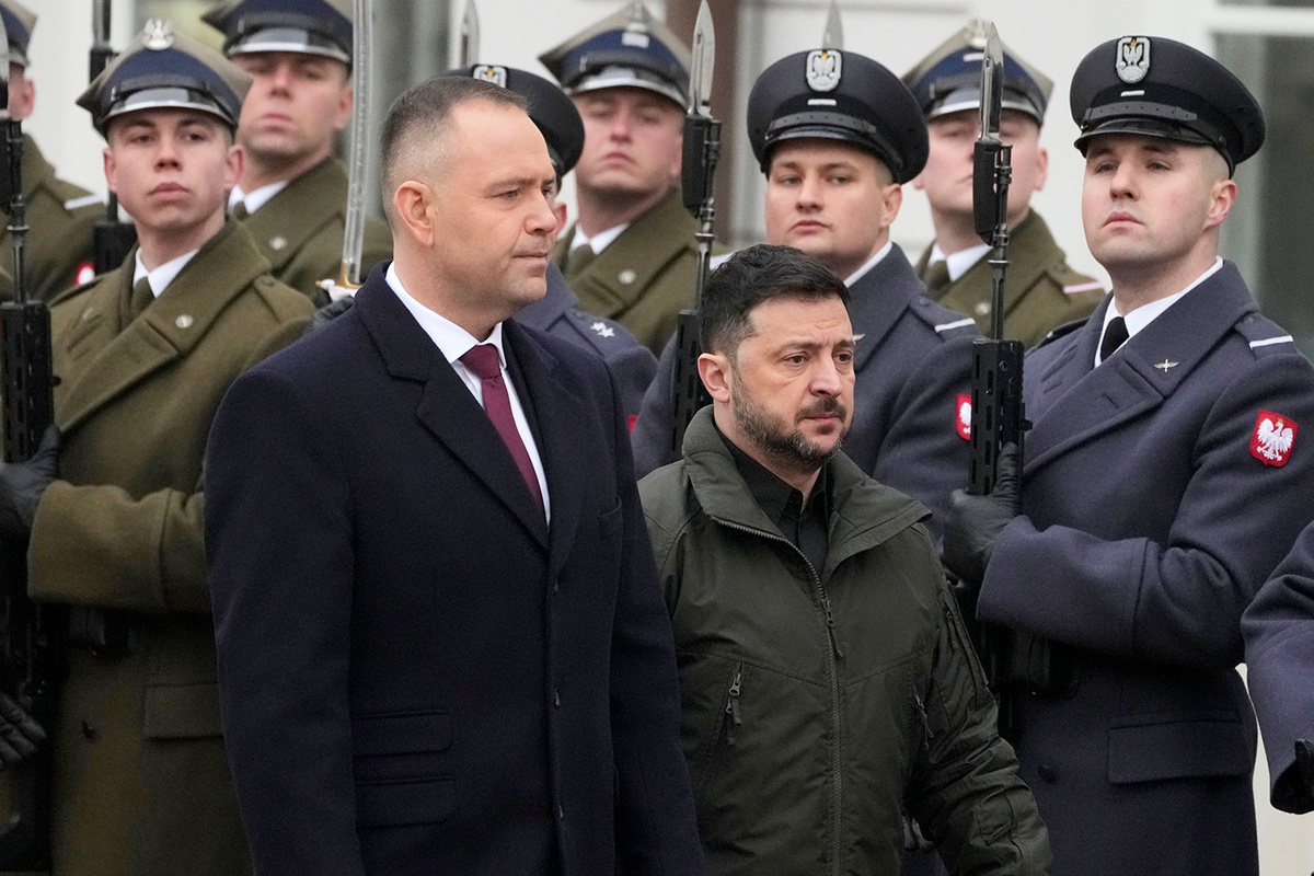   Президент Польши Кароль Навроцкий (слева) и президент Украины Владимир Зеленский 
Czarek Sokolowski / AP
