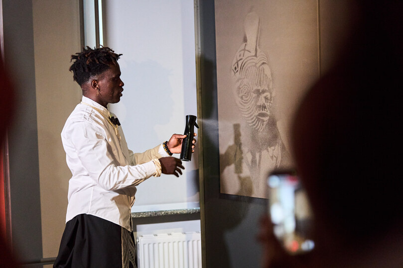     Увидеть картину полностью можно только при участии самого зрителя — изображение проявляется на холсте после того, как на него попадает вода. Фото: пресс-служба самарского филиала Третьяковской галереи.