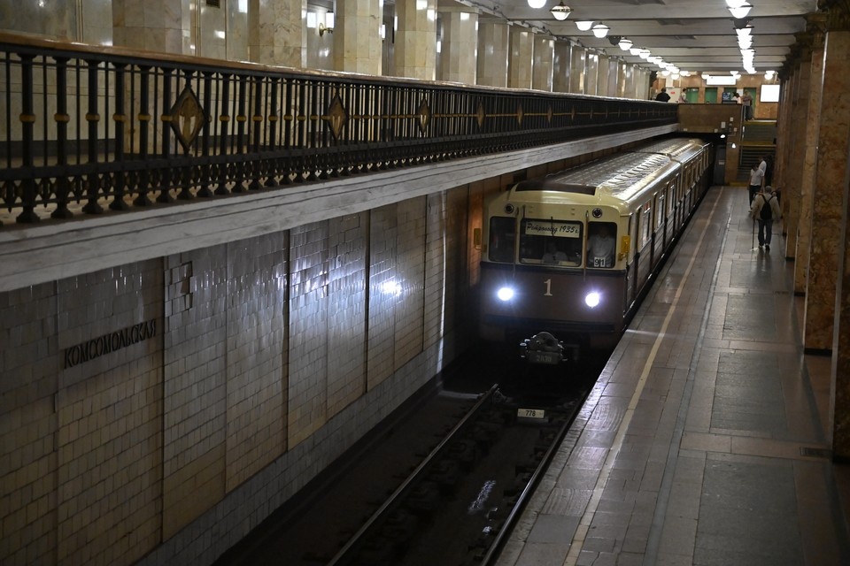    Пассажир, упавший на пути в московском метро, погиб Иван МАКЕЕВ