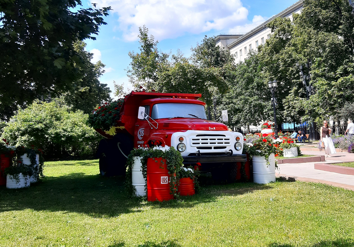 Лето 2026 в Москве. Фестиваль «Сады и цветы». ЗИЛ, «Урал» и «Волга» на Сретенском бульваре.