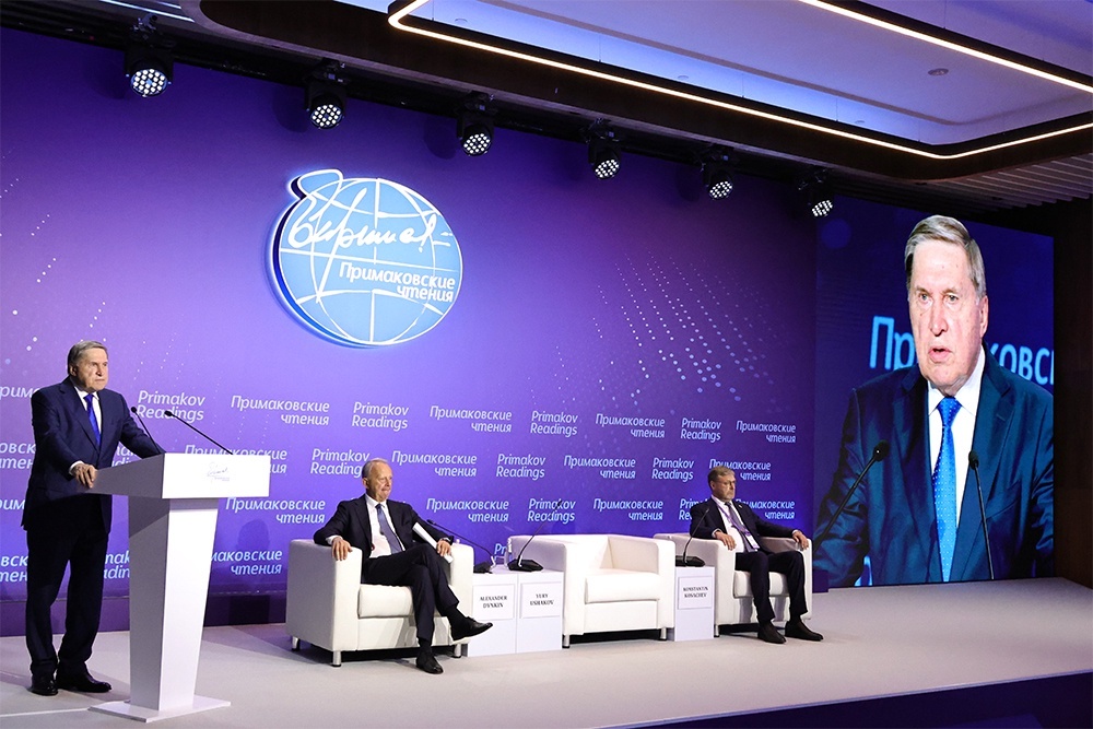    Работа "Примаковских чтений" началась с обращения президента Владимира Путина, которое зачитал его помощник Юрий Ушаков. По мнению президента ИМЭМО РАН, академика РАН Александра Дынкина (в центре), 2026 год историки могут назвать "годом первого кризиса многополярности". / Роман Наумов