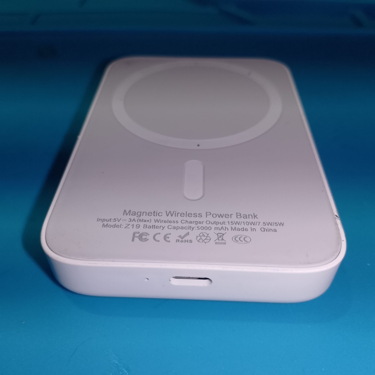     Нижняя сторона с маркировкой: модель Z19, аккумулятор 5000 mAh 18.5 Wh 3.7 V, беспроводной выход 5/7.5/10 Вт