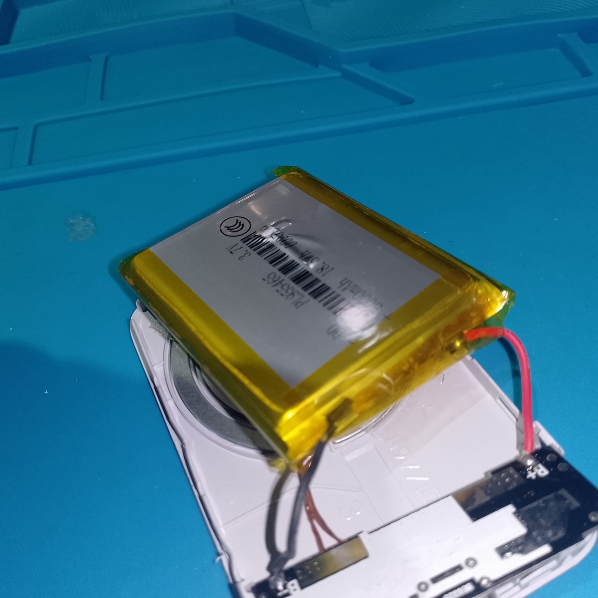     Литий-полимерный пакет подписан как 5000 mAh 18.5 Wh 3.7 V — именно эту емкость обычно указывают продавцы