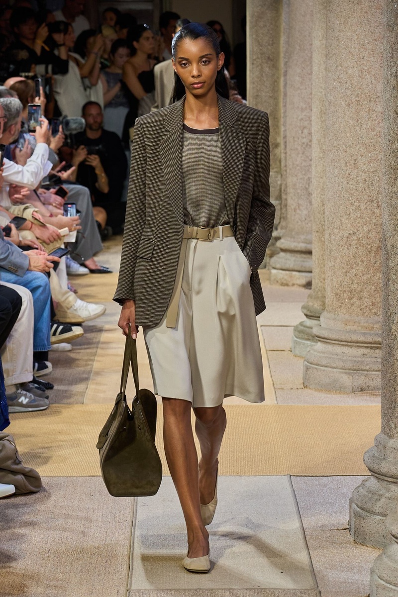 GIORGIO ARMANI - коллекция Cruise 2027 на Неделе моды в Милане