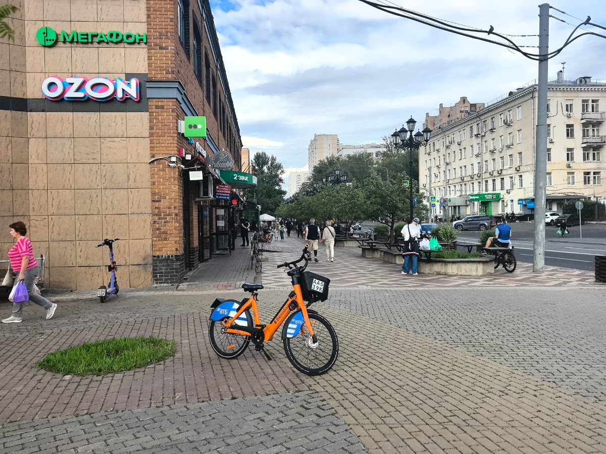 Со стороны Болотниковской улицы есть столики и скамейки, чтобы посидеть, отдохнуть, поесть.