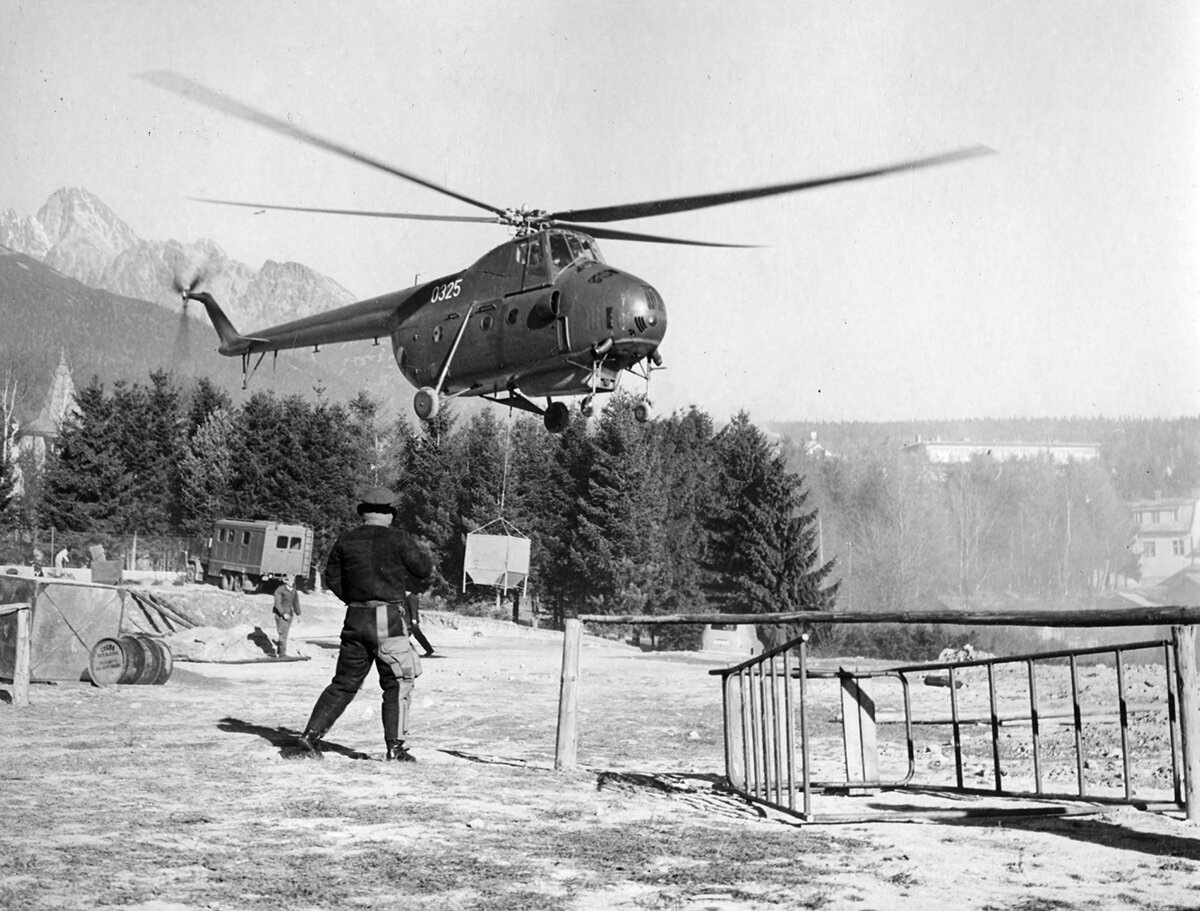 Ми-4 помогает строить в Чехословакии санаторий в Высоких Татрах, фотография 1957 года.