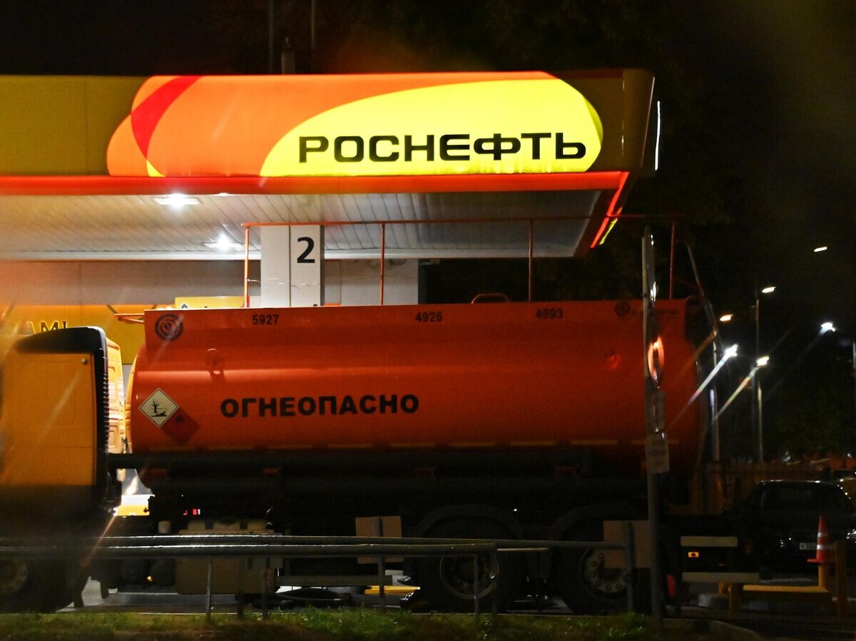    Бензовоз на автозаправке "Роснефть" | © РИА Новости / Наталья Селиверстова