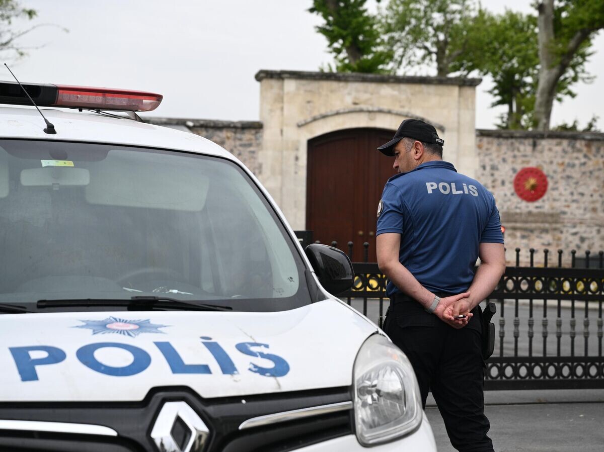    Сотрудник полиции патрулирует территорию у въезда на территорию дворца Долмабахче в Стамбуле в преддверии переговоров между делегациями России и Украины | © РИА Новости / Кирилл Зыков
