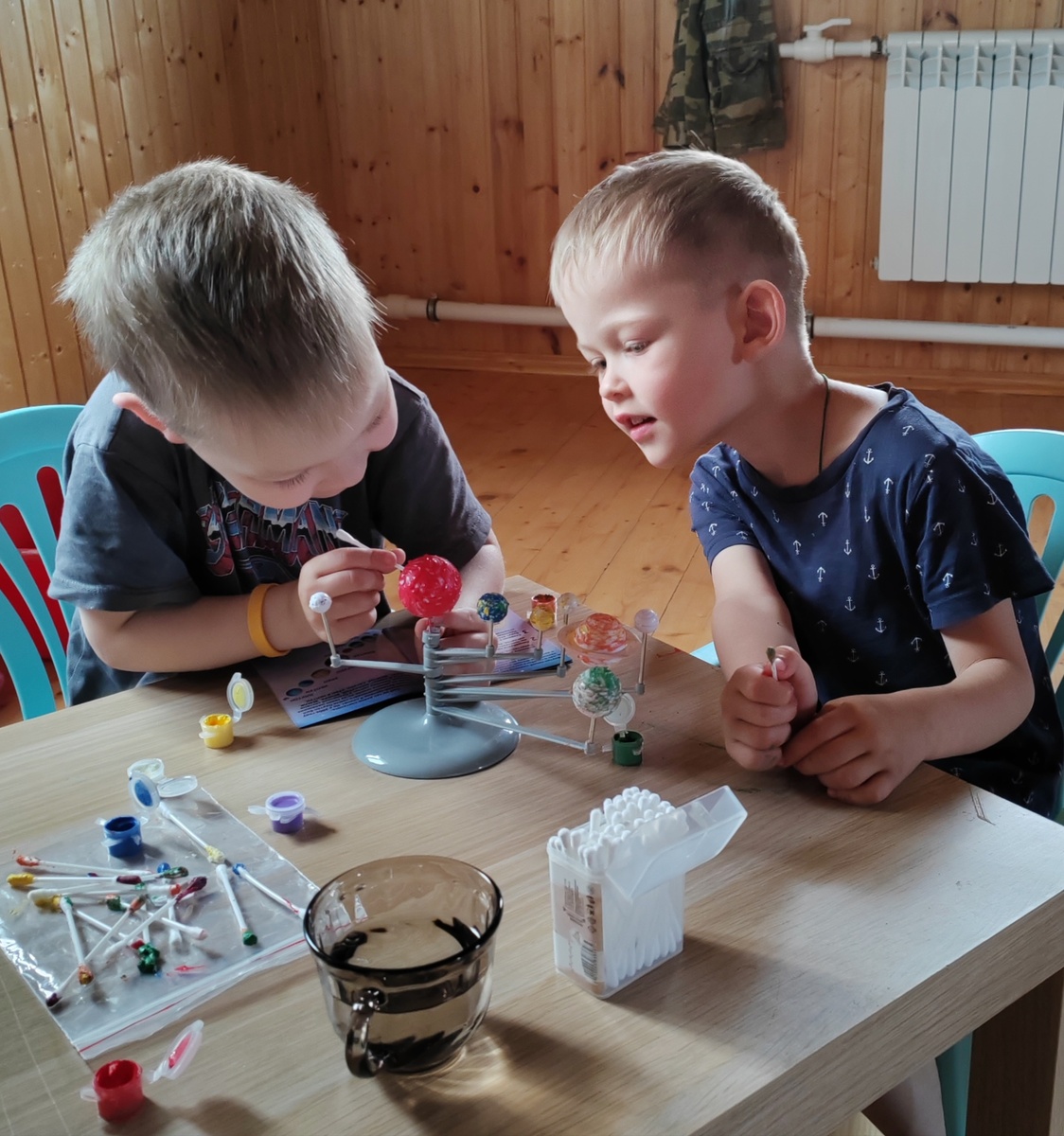 Петя разукрашивает солнце