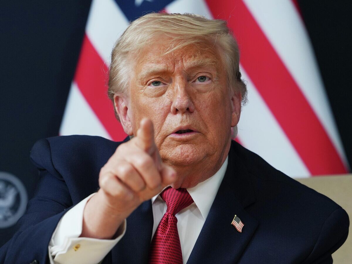    Президент США Дональд Трамп во время встречи с премьер-министром Индии Нарендрой Моди на саммите G7 во Франции | © AP Photo / Julia Demaree Nikhinson