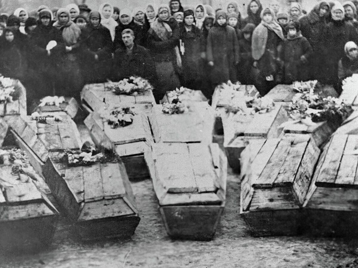    Великая Отечественная война 1941 - 1945 гг. Похороны молодогвардейцев | © РИА Новости / Дацюк