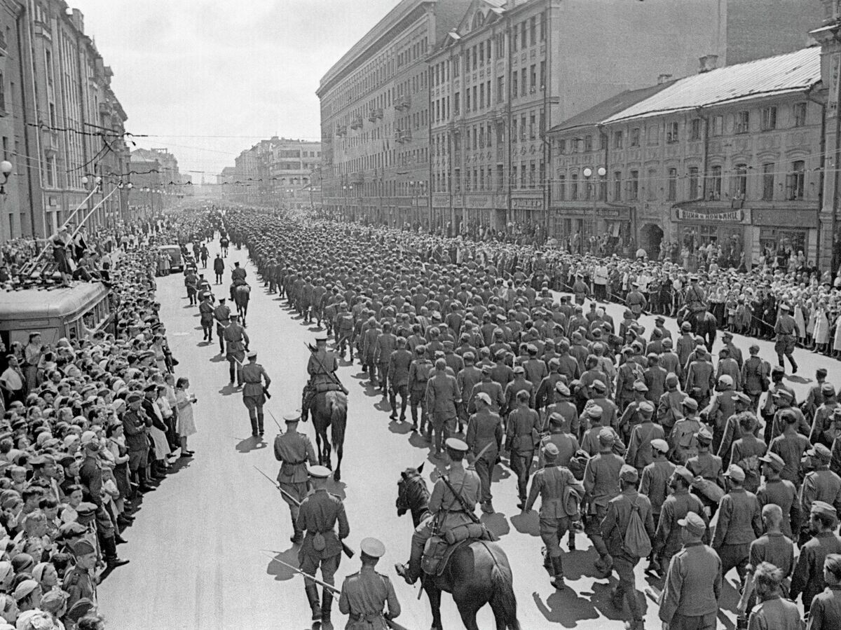    Марш пленных немцев в Москве 17 июля 1944 года ("Парад побежденных"), колоннами по Садовому кольцу и другим улицам столицы прошли около 57 000 немецких солдат и офицеров | © РИА Новости / Михаил Трахман