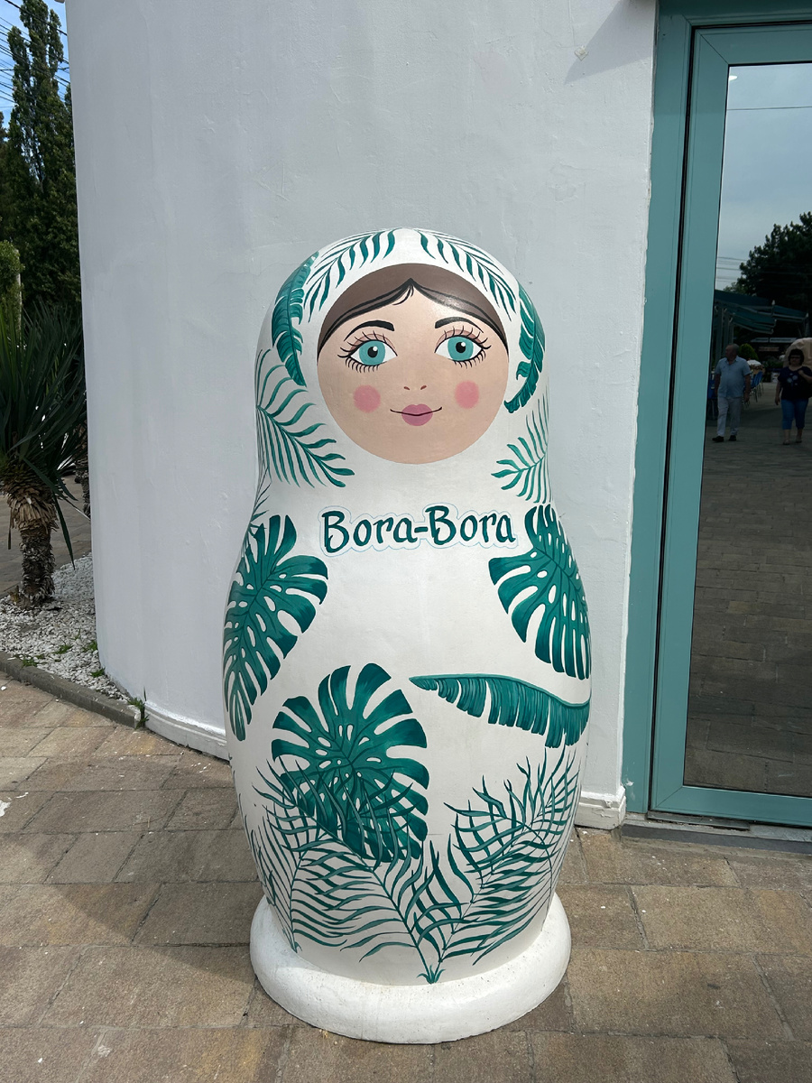 Матрешка на входе в отель «Bora-bora”.