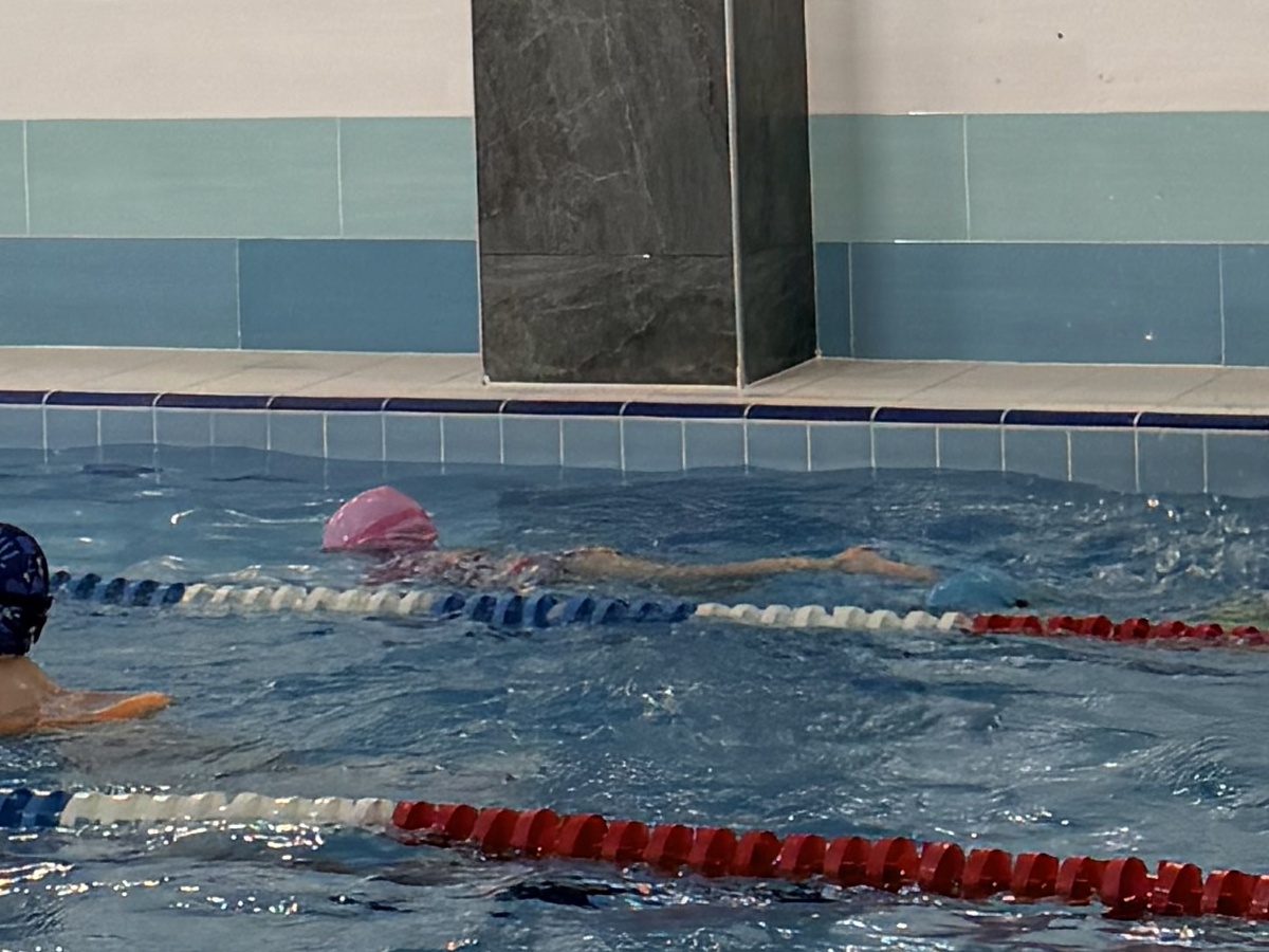 В бассейн дочка ходит уже третий год 🏊‍♀️ и ей это искренне нравится.