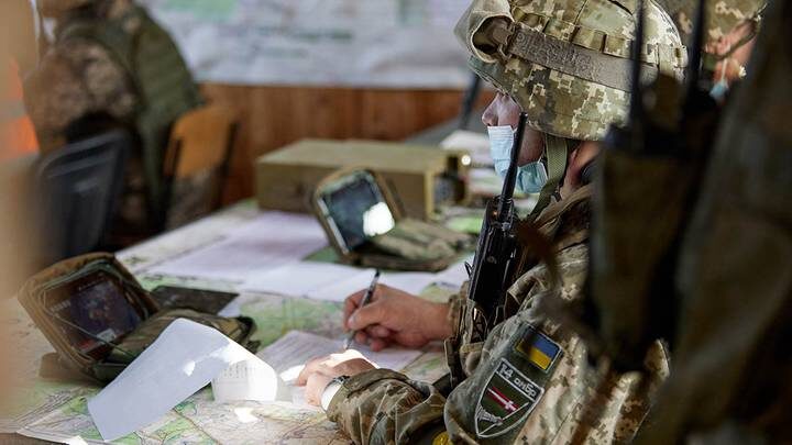 Сотрудник полиции на Украине ударил ногой ребенка-инвалида при мобилизации его отца