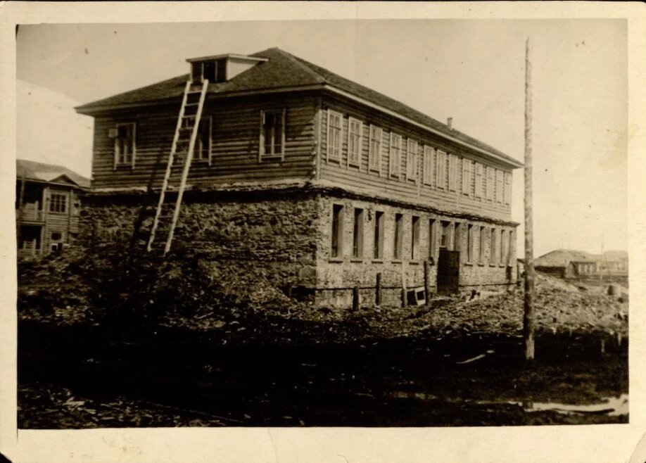   Фото: Дом рабочих, построенный из местных материалов. Оротукан, 1937 год