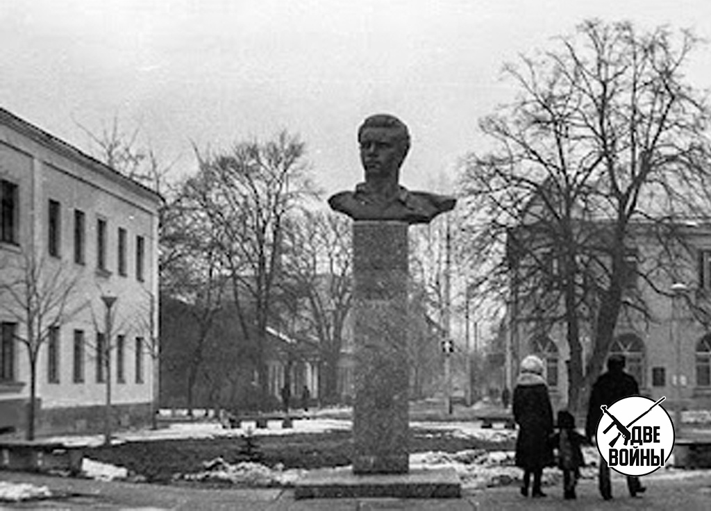 Памятник И. Чуклаю, сзади здание музыкальной школы, где формировался партизанский отряд В. Коржа. Фото в свободном доступе.