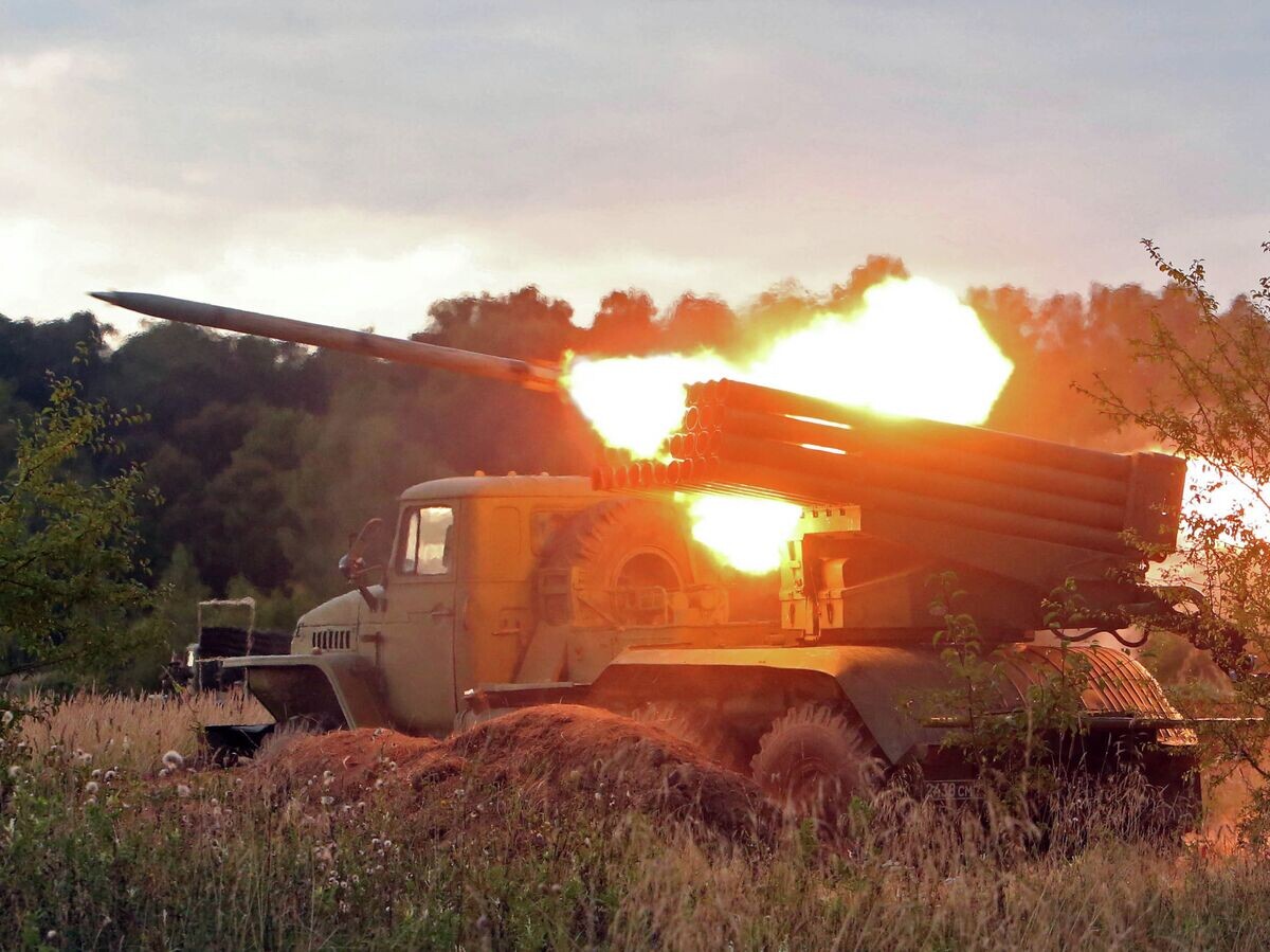    Пуск реактивной системы залпового огня БМ-21 "Град"© РИА Новости . Игорь Зарембо