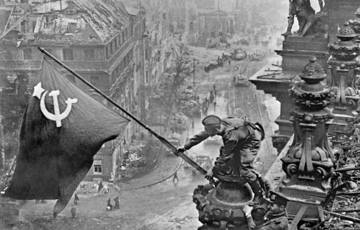 Знамя Победы над Берлином, 1945 год/© Sputnik / Yevgeny Khaldei