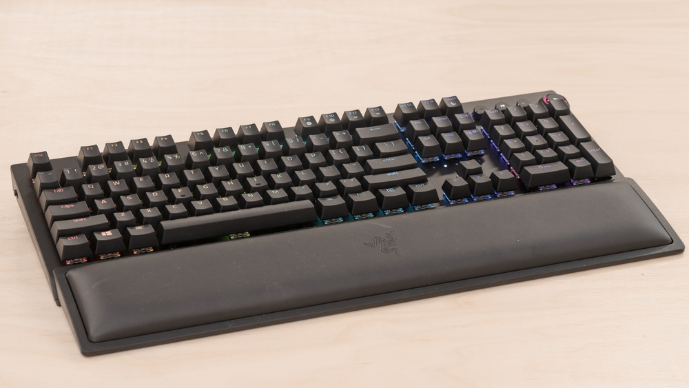 Razer BlackWidow V3 Pro — полноразмерная беспроводная механика с медиа-клавишами, колесом управления и магнитной подставкой под запястья.