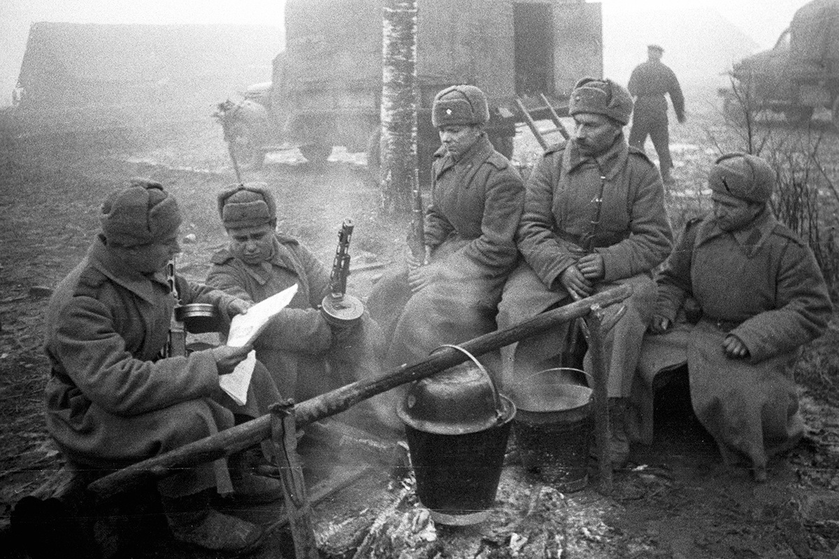    Бойцы Красной армии чмтпют свежие сводки Советского информбюро. 1943 / РИА Новости