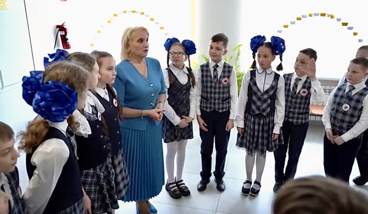   Лариса Фостенко с учениками / Фото: эфир телеканала «Колыма-Плюс»