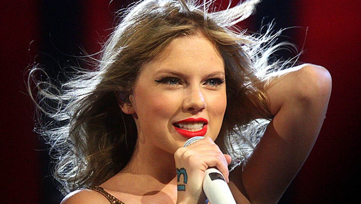 Автор: Eva Rinaldi / Лицензия: CC BY-SA 2.0 / источник: https://commons.wikimedia.org/wiki/File:Taylor_Swift_2012.jpg