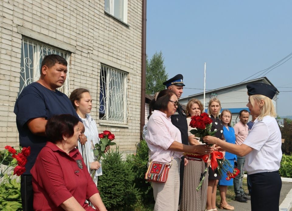    Открытие мемориальной доски судебному приставу в Горно-Алтайске. Источник: УФССП России по Республике Алтай