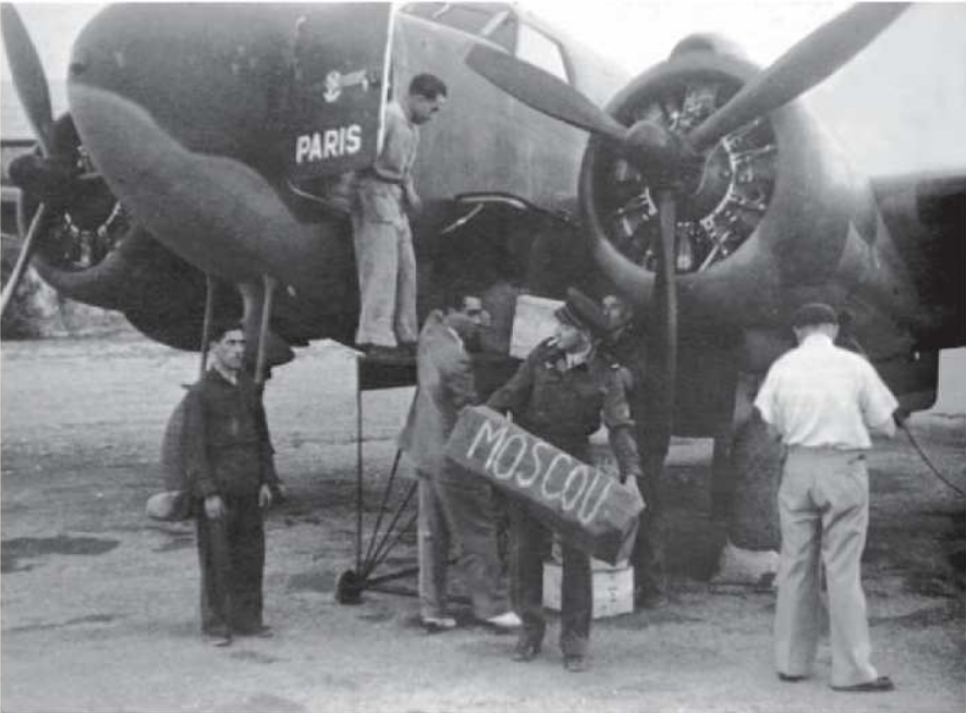 Подготовка Lockheed C-60     Lodestar FC-BAH «Париж» в Дамаске. Экипаж: Мармье, Шампалу, Шосса, Ришар и миссис Галарно осуществят 16 октября 1943 года первую переправу Дамаск — Москва с 800 кг груза для     «Нормандии». (IWM).