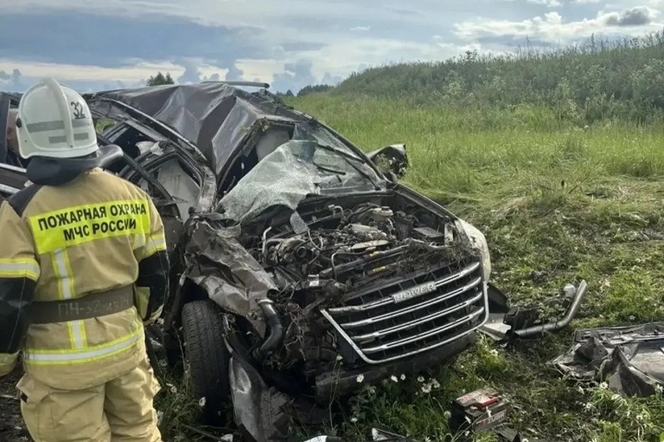   Чтобы извлечь водителя и погибшую, понадобилась помощь пожарных со специнструментом. Фото: ГИБДД Татарстана