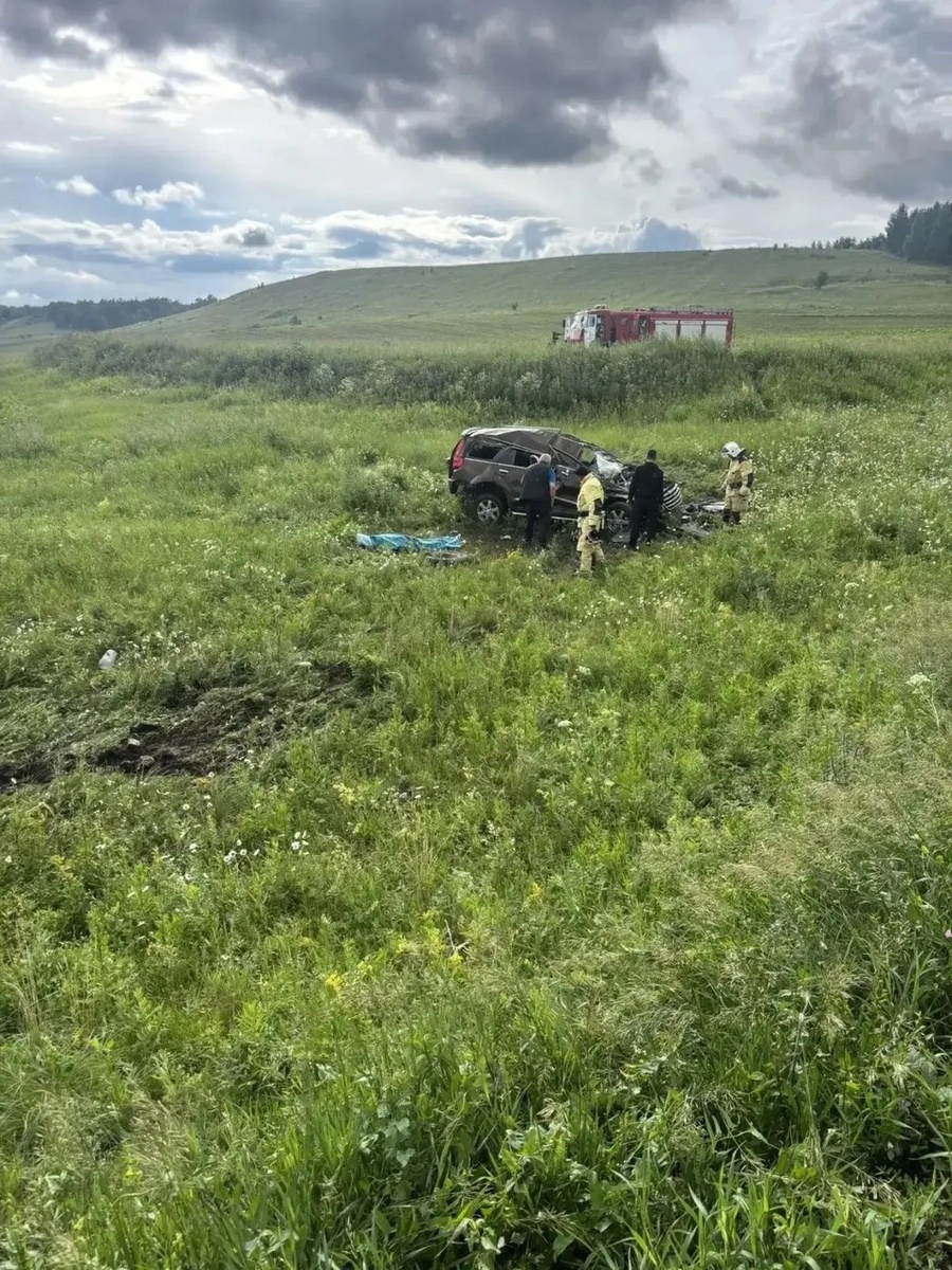    Судя по этой фотографии с места происшествия, иномарка перевернулась несколько раз и оказалась в итоге довольно далеко от дороги. Фото: ГИБДД Татарстана