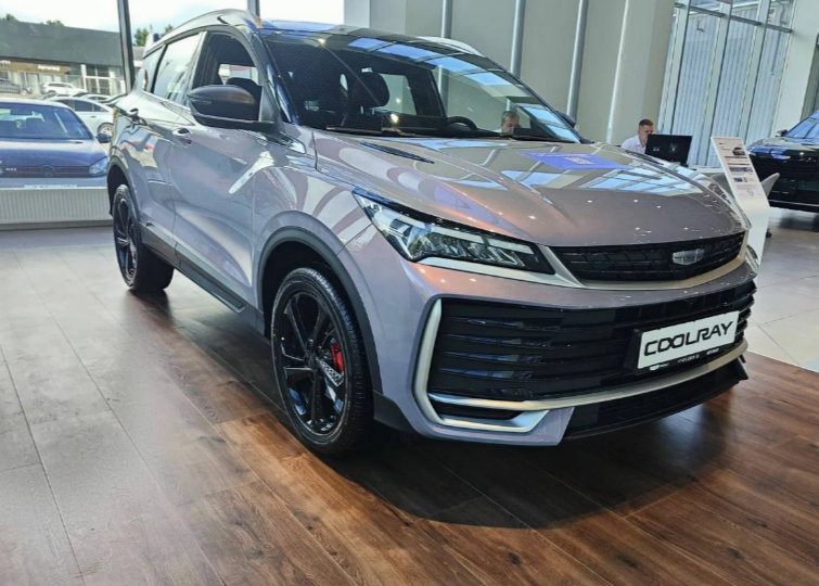 Заехал к дилеру. За сколько продают Geely Coolray? Сравнил с Belgee X50+. Стоит ли переплачивать?