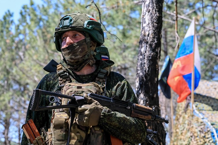 Военнослужащий Южной группировки войск во время боевой подготовки в зоне проведения специальной военной операции - Фото: Александр Река/ТАСС