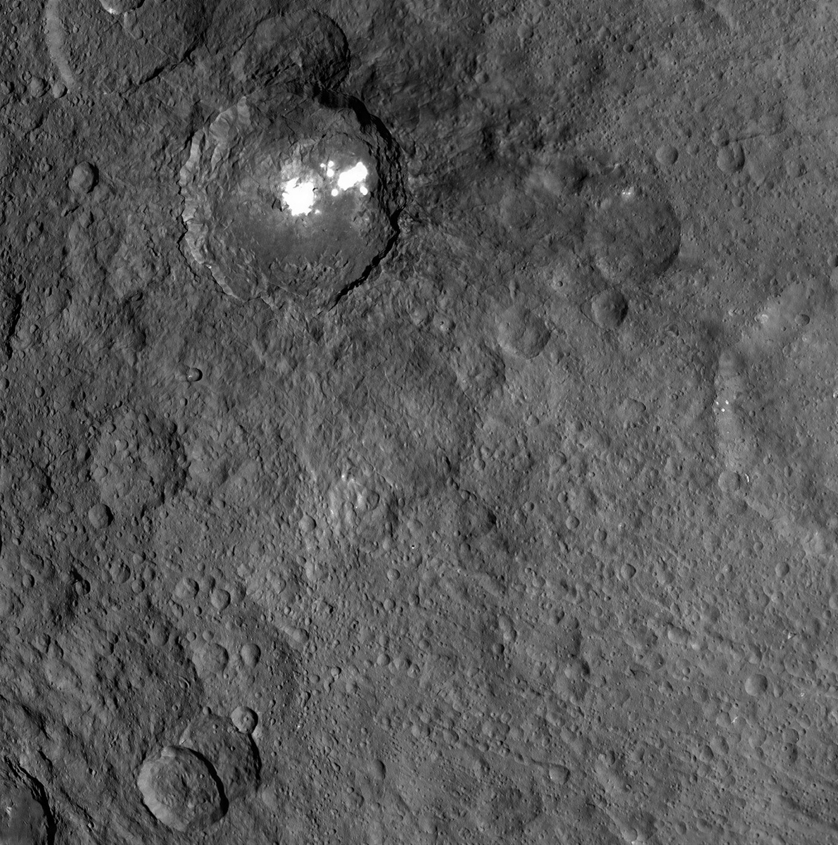 Светящиеся пятна на поверхности Цереры / NASA 