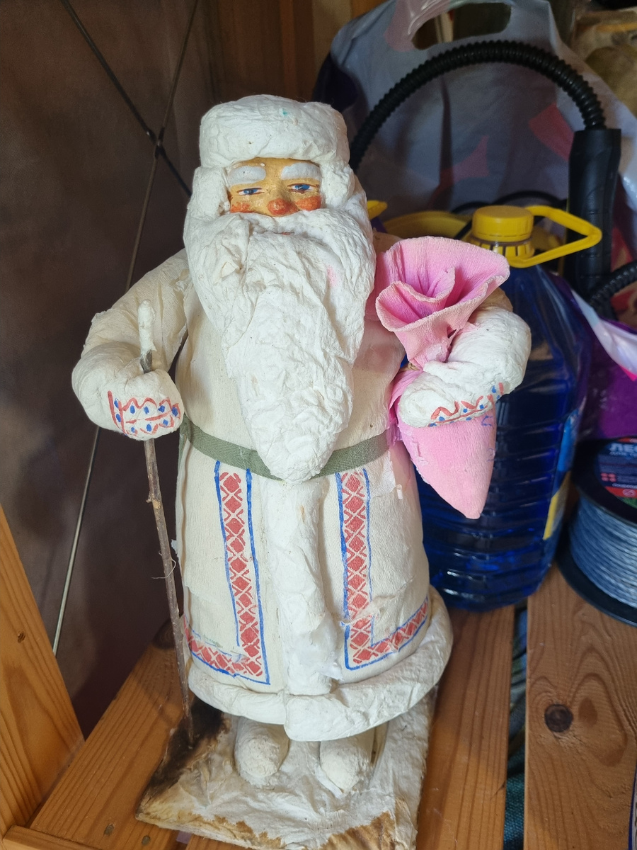 У него посох сделан из настоящей палочки. Это так мило.