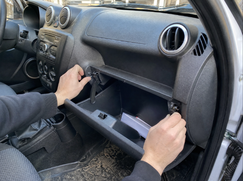 Открытие бардачка и снятие фиксаторов в Lada Granta