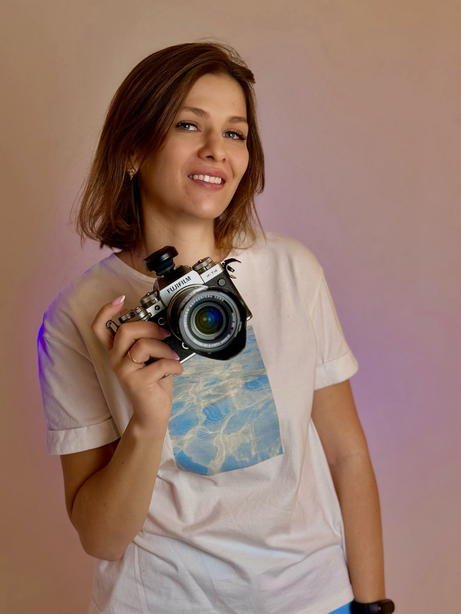 Катерина Озерова — фотограф и видеограф, который умеет видеть красоту раньше, чем её замечает сам человек. Её работы — это не просто кадры, а истории о свете, уверенности, вдохновении и уникальности каждого героя съёмки.
