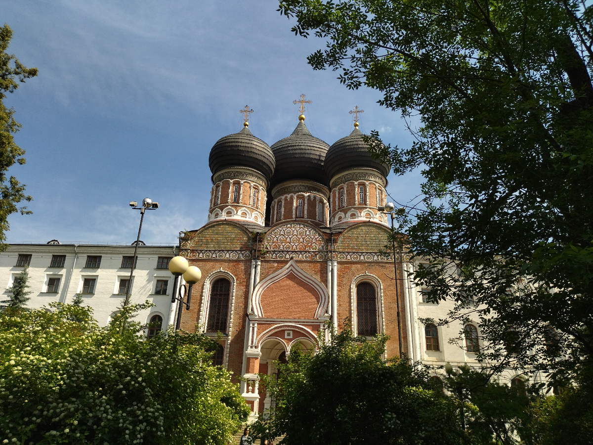 Покровский собор со стороны фонтана