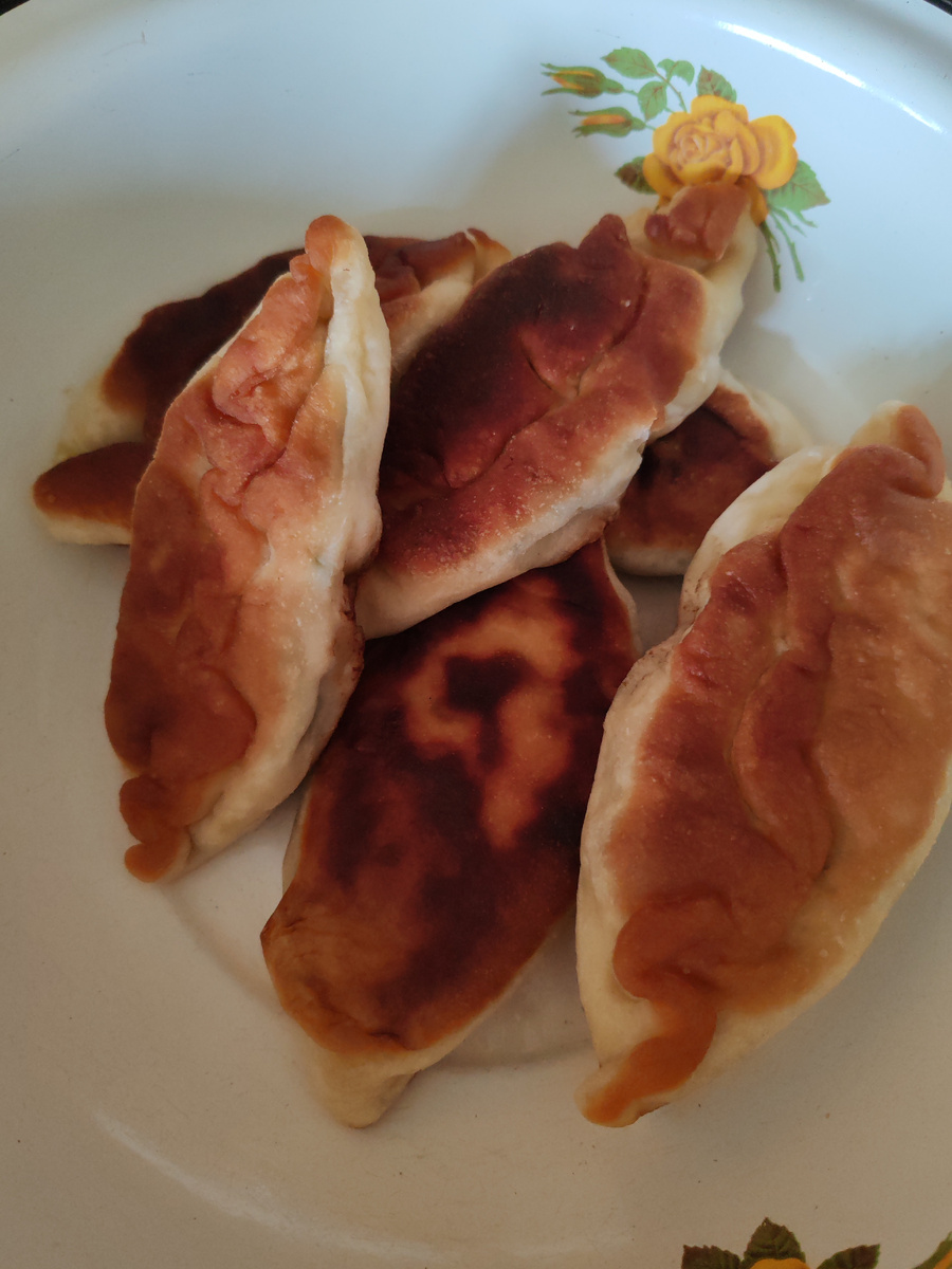 Жареные пирожки с луком и яйцом. 