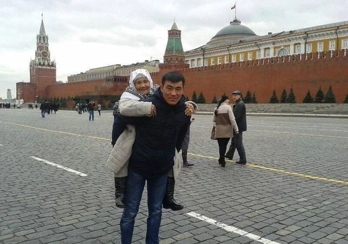 Как кыргызстанский парень пронес бабушку-труженицу тыла по Красной площади