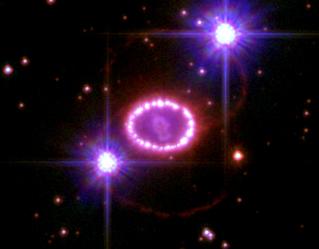 Гигантская сверхновая, получившая название SN 1987A. Снимок сделан телескопом "Хаббл". NASA, ESA, П. Чаллис и Р. Киршнер (Гарвард-Смитсоновский центр астрофизики)